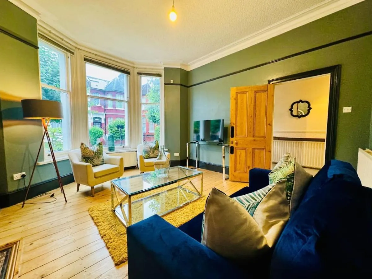 Charming Victorian Townhouse In Hackney location